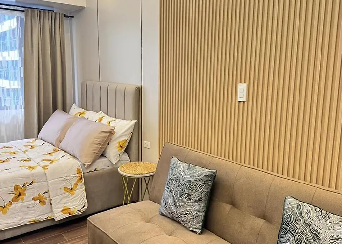 New Cozy Gold Themed - Makati Cbd Getaway Apartment Manila