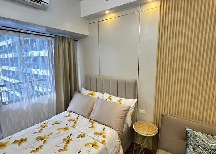 New Cozy Gold Themed - Makati Cbd Getaway Apartment