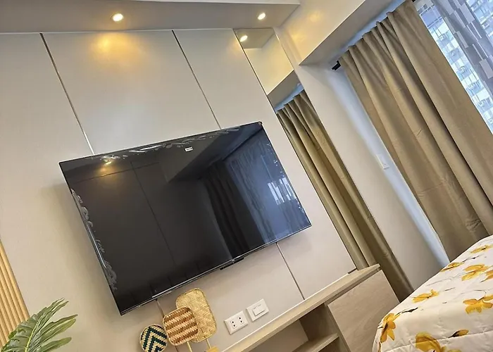 New Cozy Gold Themed - Makati Cbd Getaway Apartment Manila