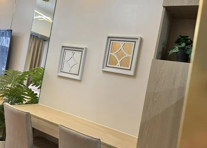 New Cozy Gold Themed - Makati Cbd Getaway Apartment Manila
