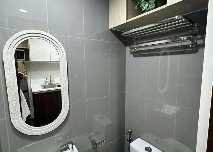 New Cozy Gold Themed - Makati Cbd Getaway Apartment