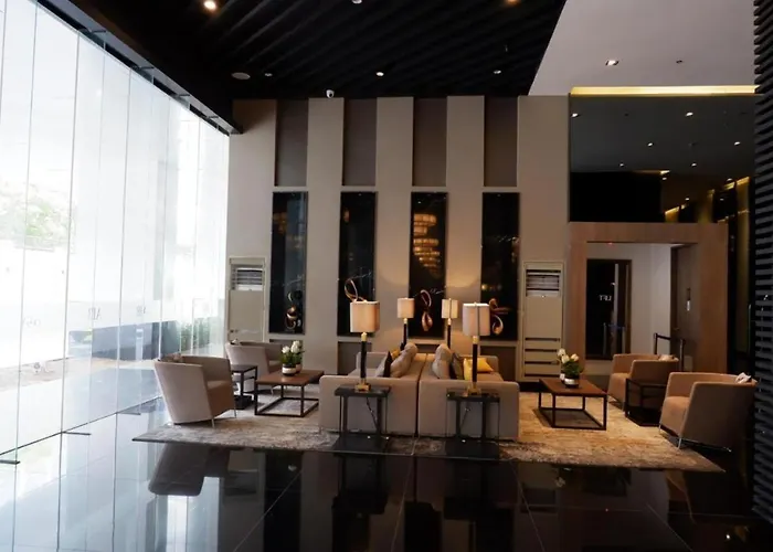 New Cozy Gold Themed - Makati Cbd Getaway Apartment Manila