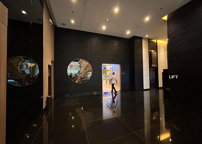 New Cozy Gold Themed - Makati Cbd Getaway Apartment *
