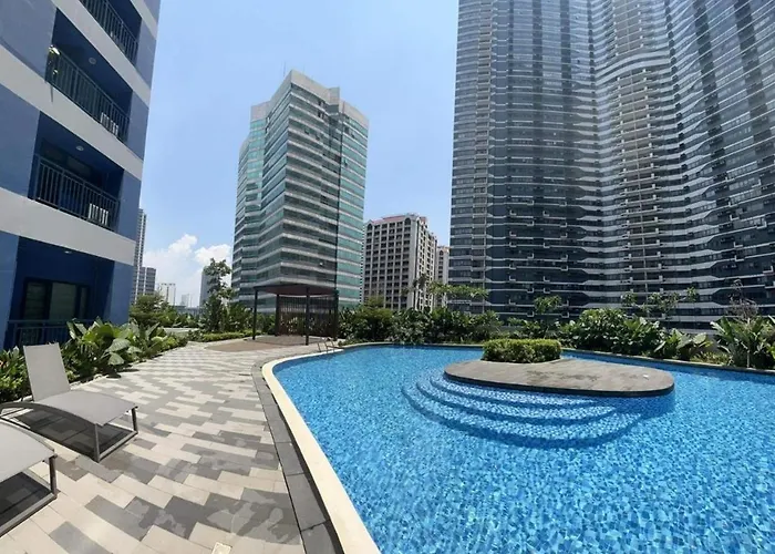 New Cozy Gold Themed - Makati Cbd Getaway Apartment *