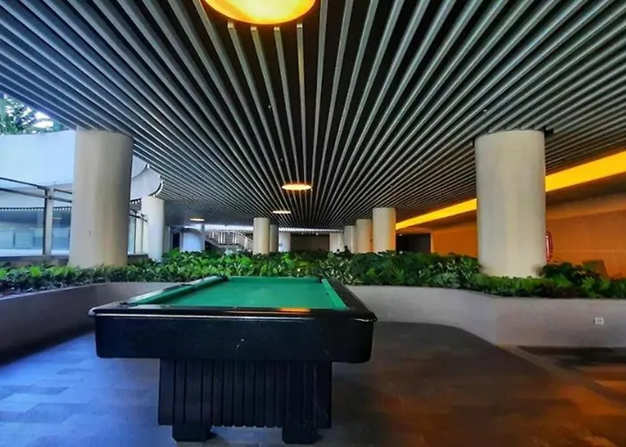 New Cozy Gold Themed - Makati Cbd Getaway Apartment Manila